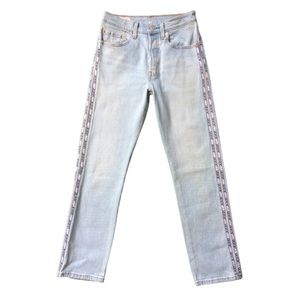 Y2K VINTAGE Levi’s 501 SPELLOUT Jeans Logo Side Stripe light wash highwaisted